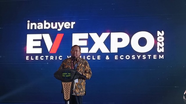 Ketua Asosiasi Sepeda Motor Listrik Indonesia (AISMOLI) Budi Setyadi saat di acara EV EXPO 2023 di Gedung Smesco, Jakarta, Rabu (29/11/2023). Foto: Akbar Maulana/kumparan