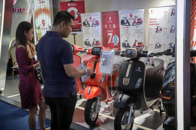 Pengunjung melihat-lihat motor listrik di Pameran Motor Listrik & Ekosistem Inabuyer EV Expo 2023 di Gedung Smesco, Jakarta, Rabu (29/11/2023). Foto: Jamal Ramadhan/kumparan