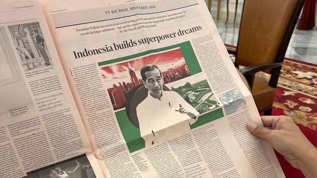 Presiden Joko Widodo membaca surat kabar harian mengenai proyeksi pertumbuhan ekonomi Indonesia, ibu kota negara Nusantara. Foto: instagram@jokowi