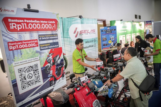 Pengunjung melihat-lihat motor listrik di Pameran Motor Listrik & Ekosistem Inabuyer EV Expo 2023 di Gedung Smesco, Jakarta, Rabu (29/11/2023). Foto: Jamal Ramadhan/kumparan