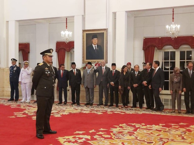 Momen perdana Menko Marves Luhut Binsar Pandjaitan hadir pelantikan di Istana Negara setelah menjalani perawatan di Singapura. Foto: Nadia Riso/kumparan