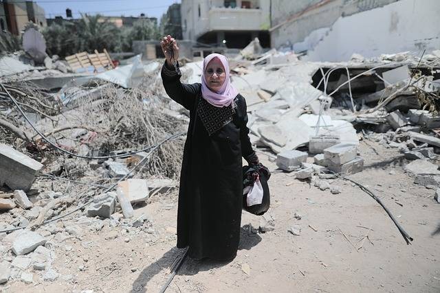 Perempuan Gaza (Ibu) berdiri kokoh di sekitar reruntuhan sisa serangan bom Israel. Sumber Gambar; pixabay