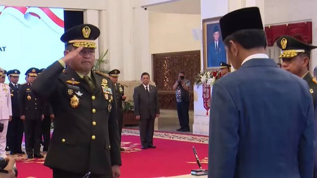 Jenderal TNI Maruli Simanjuntak memberi hormat kepada Presiden Joko Widodo sebelum penandatanganan berita acara pelantikan sebagai KSAD. Foto: Youtube/Sekretariat Presiden