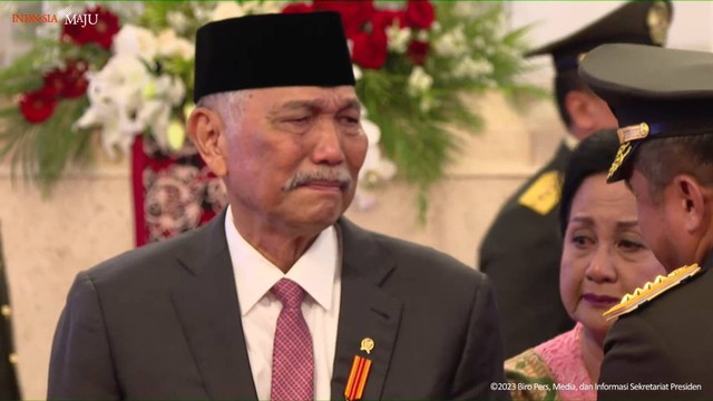 Menko Marves Luhut Binsar Pandjaitan menghadiri pelantikan KSAD Jendeal Maruli Simanjuntak sekaligus menantunya, di Istana Kepresidenan, Jakarta, Rabu (29/11/2023). Foto: Youtube/Sekretariat Presiden