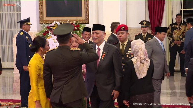 Menko Marves Luhut Binsar Pandjaitan menghadiri pelantikan KSAD Jendeal Maruli Simanjuntak sekaligus menantunya, di Istana Kepresidenan, Jakarta, Rabu (29/11/2023). Foto: Youtube/Sekretariat Presiden