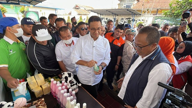 Capres nomor urut 1 Anies Baswedan blusukan ke pabrik susu KPBS Pangalengan, Jawa Barat, Rabu (29/11/2023). Foto: Haya Syahira/kumparan