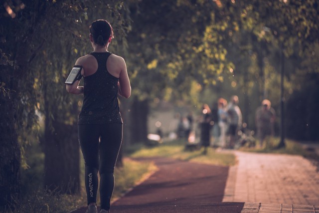 Ilustrasi Tempat Jogging di Bandung. Unsplash/Jozsef Hocza.