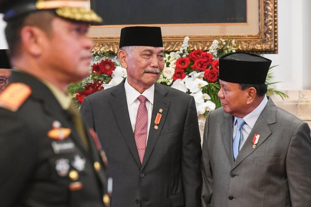 Menko Marves Luhut Binsar Pandjaitan berbincang dengan Menteri Pertahanan Prabowo Subianto saat menghadiri pelantikan Jenderal TNI Maruli Simanjuntak menjadi Kepala Staf TNI Angkatan Darat (KSAD) di Istana Negara, Jakarta, Rabu (29/11/2023). Foto: Hafidz Mubarak A/ANTARA FOTO