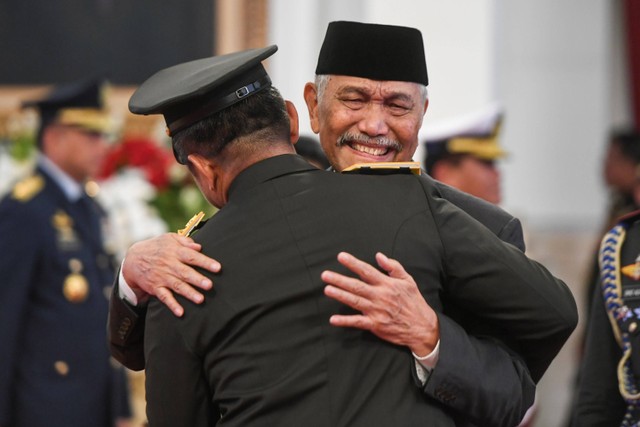 Menko Marves Luhut Binsar Pandjaitan (kanan) memeluk Jenderal TNI Maruli Simanjuntak usai dilantik menjadi Kepala Staf TNI Angkatan Darat (KSAD) di Istana Negara, Jakarta, Rabu (29/11/2023). Foto: Hafidz Mubarak A/ANTARA FOTO