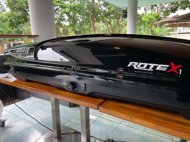 Roofbox mobil Whale RoteX-1 terbaru dengan sistem pengunci TSA lock. Foto: Sena Pratama/kumparan
