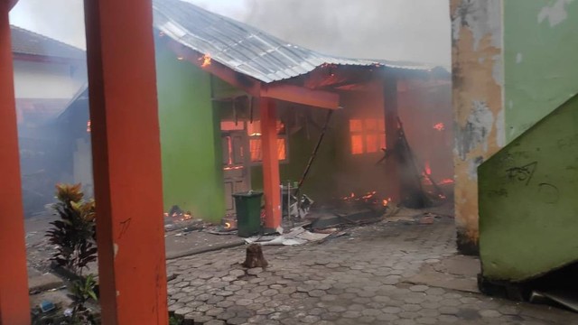 Kebakaran sekolah Madrasah Aliyah Negari (MAN) 1 Kota Makassar di Rappocini, Makassar, Sulsel, Rabu (29/11/2023). Foto: Dok. Istimewa
