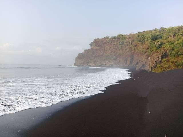 Pantai Dampar dengan tebing tingginya. Sumber : dokumentasi pribadi 