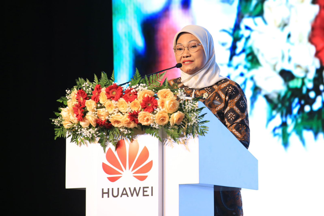 Menaker Ida Fauziyah dalam acara Huawei Indonesia Supllier Convention 2023 di Jakarta, Selasa (28/11/2023). Foto: Kemnaker