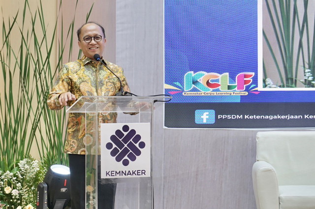 Sekjen Kemnaker Anwar Sanusi berikan sambutan dalam Kemnaker Corpu Learning Festival (KCLF) 2023 di Aula Nusantara Gedung Pusat Pengembangan SDM Ketenagakerjaan (PPSDM) Jakarta Timur, Rabu (29/11/2023). Foto: Kemnaker