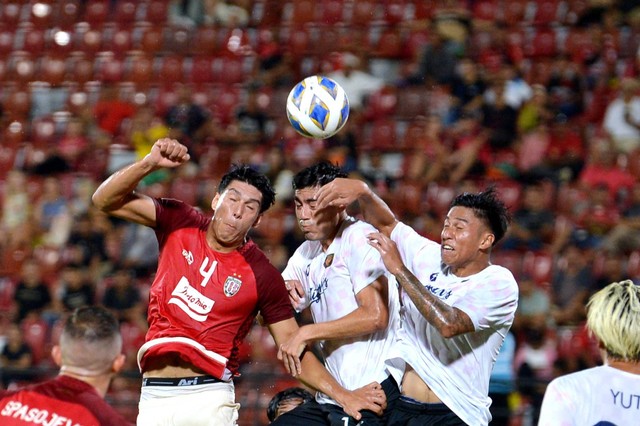 Pemain Bali United Elias Dolah berebut bola dengan pemain Stallion Laguna FC Kraig Bonanken saat pertandingan Grup G Piala AFC 2023/2024 di Stadion Kapten I Wayan Dipta, Gianyar, Bali, Rabu (29/11/2023). Foto: Fikri Yusuf/ANTARA FOTO