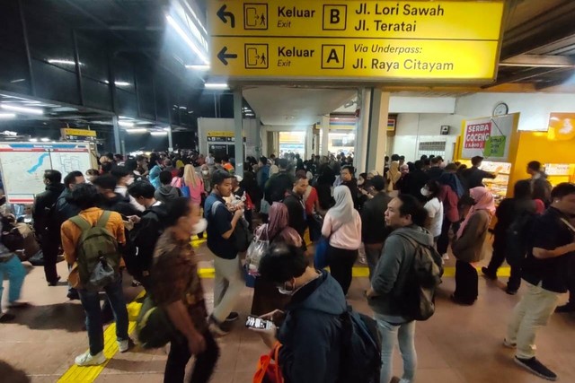 Penumpang yang tertahan akibat gangguan KRL di Stasiun Depok Baru, Rabu (29/11/2023). Foto: kumparan