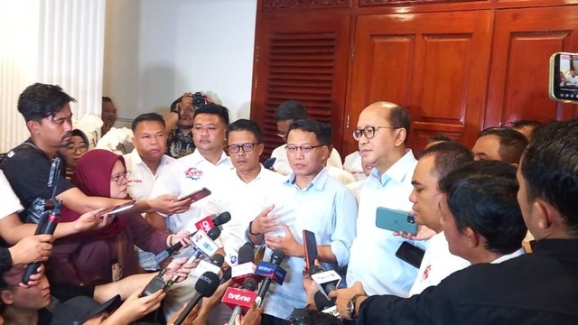 Konferensi Pers Presiden KSPN, Rustadi dengan Ketua TKN Prabowo-Gibran di Rumah Prabowo, Jl. Kertanegara IV, Jakarta Selatan, Rabu (29/11/2023). Foto: Zamachsyari/kumparan