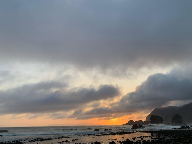 Pemandangan Matahari Terbenam di Pantai Papuma (Sumber : Dokumentasi Pribadi)