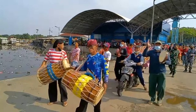 Kirab Menuju Pantai. Sumber : Dokumentasi Pribadi