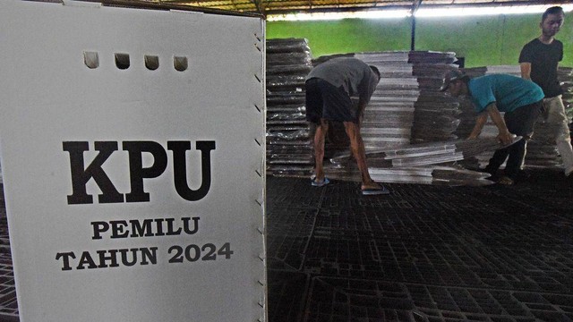 Pekerja menumpuk kotak suara di gudang KPU Kota Serang di Serang, Banten, Selasa (21/11/2023).