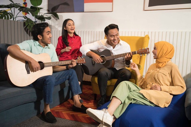 Seru-seruan bersama orang terdekat ditemani alat musik. Foto: dok. Yamaha Musik 