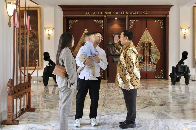 Raffi Ahmad dan Nagita Slavina berbincang dengan Menhan Prabowo Subianto saat pertemuan bersama sejumlah influencer dan selebriti di kantor Kemhan, Jakpus, Rabu (29/11). Foto: Dok. Istimewa