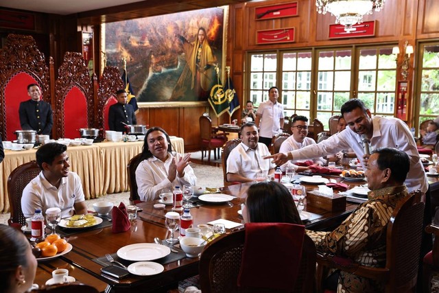 Menhan Prabowo Subianto bertemu dengan sejumlah influencer dan selebriti di kantor Kemhan, Jakpus, Rabu (29/11), termasuk pasangan Raffi Ahmad dan Nagita Slavina. Foto: Dok. Istimewa