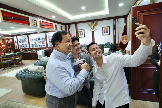 Menhan Prabowo Subianto foto bersama Iko Uwais dan Raffi Ahmad saat pertemuan bersama sejumlah influencer dan selebriti di kantor Kemhan, Jakpus, Rabu (29/11). Foto: Dok. Istimewa