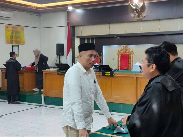 Bupati Kepulauan Meranti non aktif, Muhammad Adil, dituntut hukuman 9 tahun penjara oleh jaksa penuntut umum KPK. Tuntutan tersebut dibacakan di Pengadilan Tipikor Pada Pengadilan Negeri Pekanbaru. Foto: Dok. kumparan