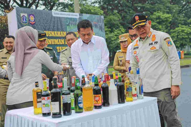 Satpol PP DKi Musnahkan 12.031 botol minuman keras di Monas, Kamis (30/11). Dok: Satpol PP DKI