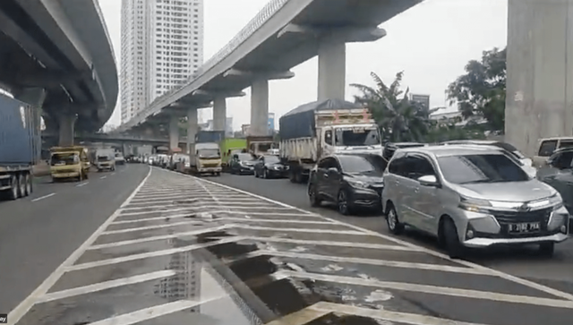 Tol keluar Bekasi Barat macet akibat demo buruh, Kamis (30/11/2023) (Dok TMC Polda Metro Jaya) 