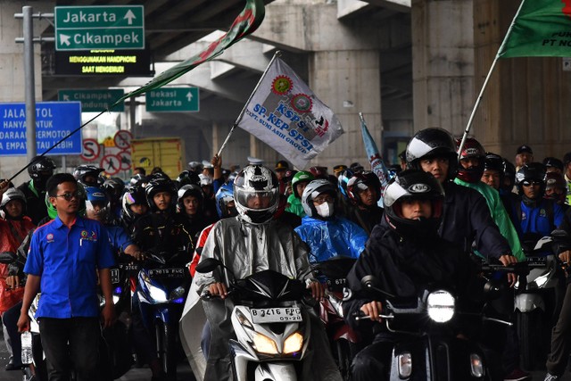 Sejumlah buruh menggunakan sepeda motor saat aksi di kawasan MM 2100, Kabupaten Bekasi, Jawa Barat, Kamis (30/11/2023). Foto: ANTARA FOTO/ Fakhri Hermansyah