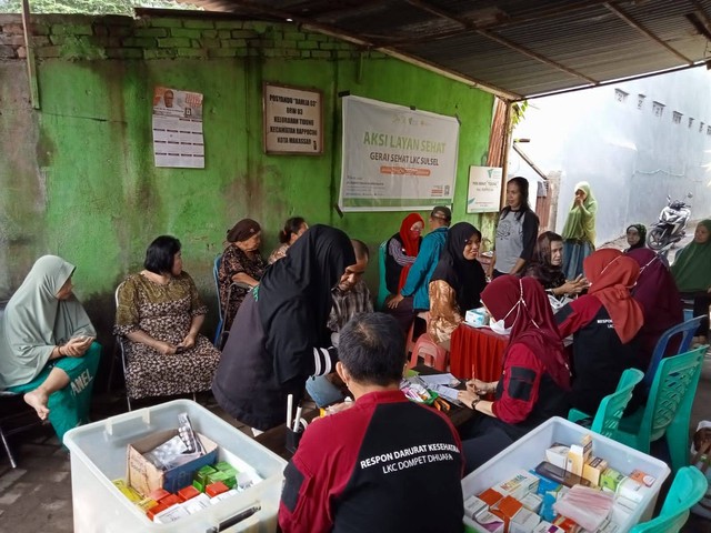 LKC Dompet Dhuafa Sulawesi Selatan mengadakan Aksi Layanan Sehat di Kelurahan Tidung, Rappocini, Makassar, pada Selasa (28/11). Sasaranya adalah para kaum dhuafa khususnya lansia.