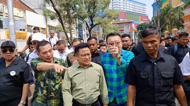 Cak Imin blusukan di Chinatown Jakarta, Glodok, Kamis (30/11). Dia mencoba permen jadul, membeli kalender Cina, dan membeli Alpukat. Foto: Thomas Bosco/kumparan