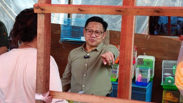 Cak Imin blusukan di Chinatown Jakarta, Glodok, Kamis (30/11). Dia mencoba permen jadul, membeli kalender Cina, dan membeli Alpukat. Foto: Thomas Bosco/kumparan