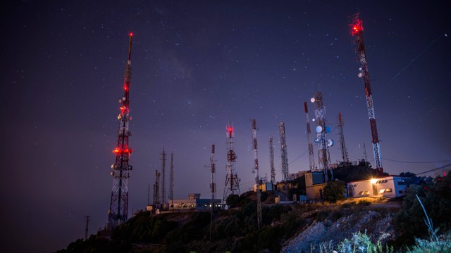 Ilustrasi menara telekomunikasi. Foto: bimserd/Shutterstock
