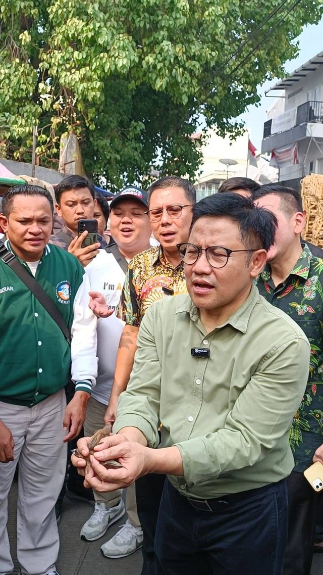 Cak Imin melepaskan burung yang dijual di kawasan Wihara Dharma Bakti. Foto: Thomas Bosco/kumparan