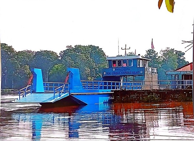 Kapal feri penyeberangan Desa Perigi, Kecamatan Silat Hilir, Kabupaten Kapuas Hulu. Foto: Dok. Kejati Kalbar