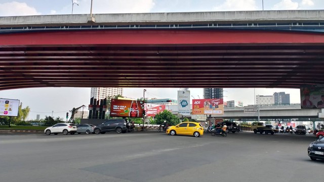 Situasi terkini di area simpang Bekasi Barat dekat Gerbang Tol Bekasi Barat, Kamis (30/11/2023). Foto: kumparan