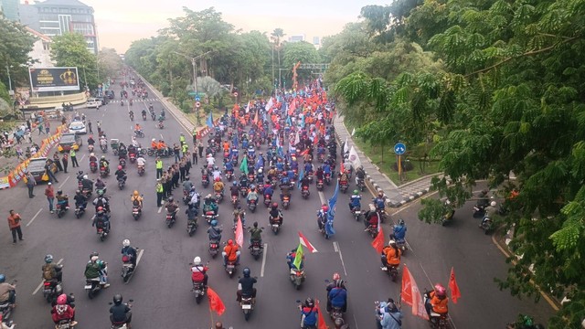 Ribuan buruh di Jatim menggelar aksi longmarch yang dimulai di titik depan Kebun Binatang Surabaya (KBS), Jawa Timur, Kamis (30/11/2023). Foto: Farusma Okta Verdian/kumparan