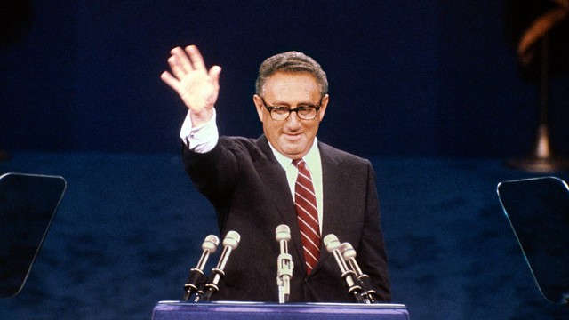 Mantan Menteri Luar Negeri AS Henry Kissinger melambai ke arah para delegasi pada konvensi Partai Republik pada 17 Juli 1980 di Detroit. Foto: AFP