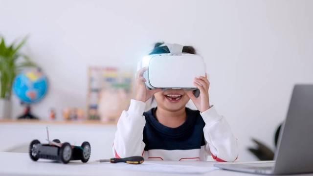 Pengaruh teknologi kecerdasan buatan artificial intelligence (AI) terhadap kecerdasan anak. Foto: Shutterstock