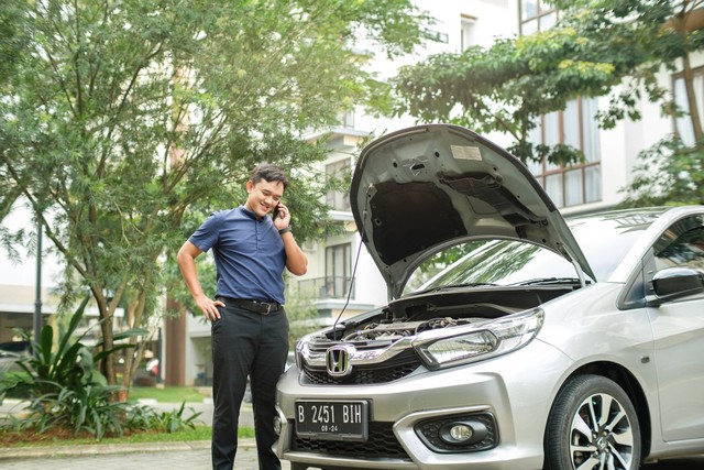 Ilustrasi penyurvei kendaraan dalam pembuatan polis asuransi mobil. Foto: Dok. Zurich