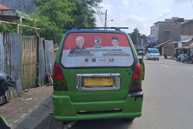 Stiker Ganjar Pranowo dan Mahfud MD di belakang mobil angkot. Foto: Dok. Istimewa