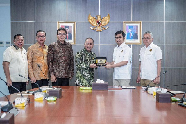 Pj Bupati Muba, Apriyadi Mahmud saat audiensi ke Kementerian ESDM. (ist)