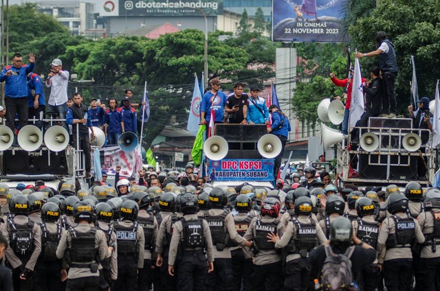 Massa yang tergabung dari berbagai serikat buruh Jawa Barat melakukan aksi unjuk rasa dan meutup akses Jalan Dr. Djunjunan, Bandung, Jawa Barat, Kamis (30/11/2023). Foto: Novrian Arbi/ANTARA FOTO