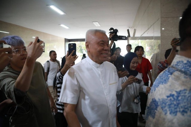 Bos Hotel Alexis, Alex Tirta tiba di Bareskrim Polri, Jakarta, Jumat (1/12/2023). Foto: Aditia Noviansyah/kumparan