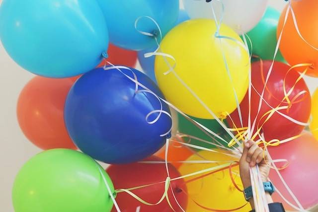 Ilustrasi balon yang diisi dengan helium. Foto: Unsplash. 