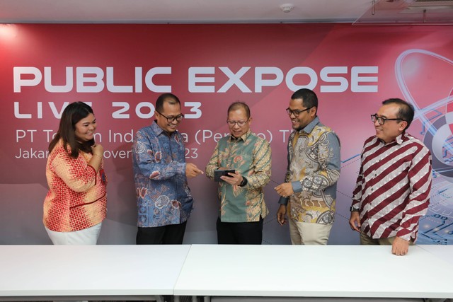 Direktur Keuangan & Manajemen Risiko Telkom Heri Supriadi (tengah), Direktur Strategic Portfolio Telkom Budi Setyawan Wijaya (kedua dari kiri), Direktur Keuangan & Manajemen Risiko Telkomsel Mohamad Ramzy (kedua dari kanan), VP Corporate Communication Telkom Andri Herawan Sasoko (paling kanan) dan VP Investor Relation Telkom Anetta Hasan (paling kiri) pada Public Expose Live Telkom 2023 di Jakarta, Kamis (30/11).