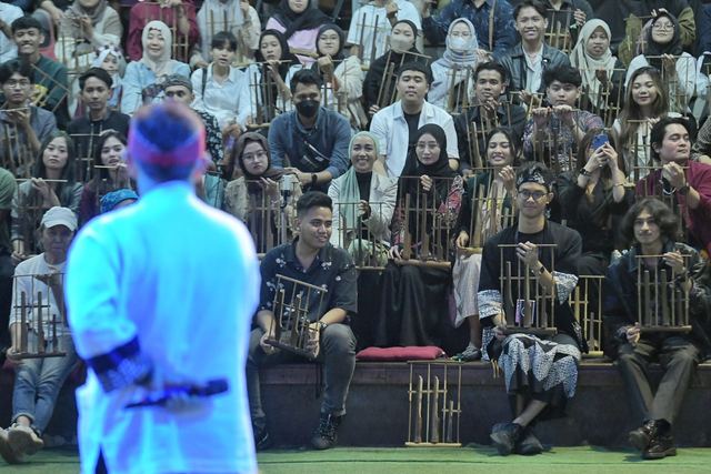 Alam Ganjar (kedua kanan) dalam Angklung Groove Fest; Melodi Muda Indonesia di Saung Angklung Udjo, Padasuka, Bandung, Jawa Barat, Kamis (30/11) malam. Foto: Dok. Istimewa